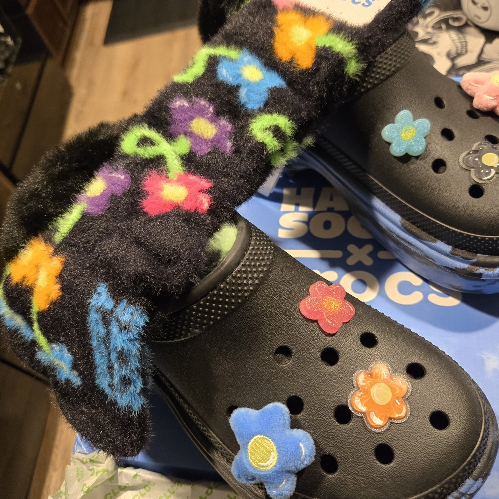 NIB CROCS Happy Socks X Crocs Womens Size 9 Socks Included - Picture 3 of 4